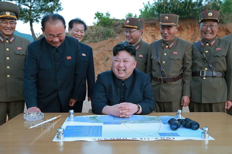 Kim Jong-un con sus líderes militares después de la prueba del 14 de mayo. (Korean Central News Agency, KCNA)